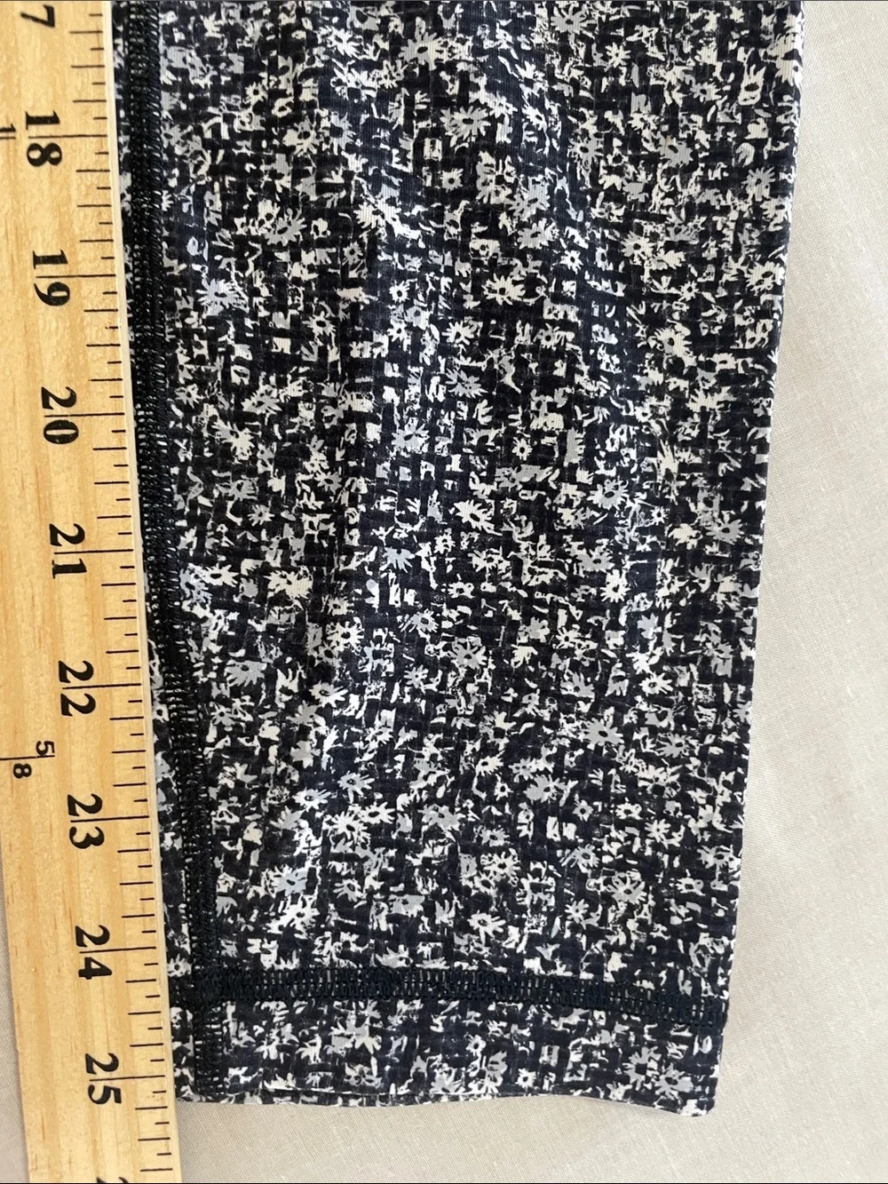 lululemon athletica Black & Grey Speckled Leggings. Size 10 - Picture 6 of 6